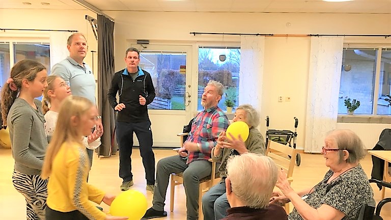 Hälsa för flera generationer eleverna tränar sittgympa med äldre